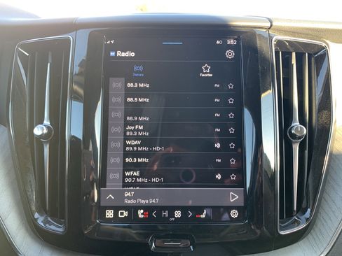 Used 2025 Volvo XC60 B5 Plus w/ Climate Package image 23