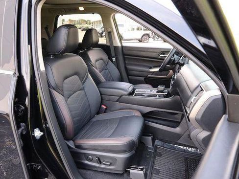 Certified 2025 Nissan Pathfinder Platinum w/ Cargo Package FWD image 31