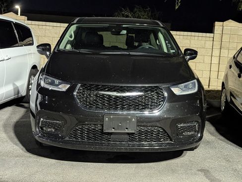 Used 2023 Chrysler Pacifica Touring-L FWD image 2