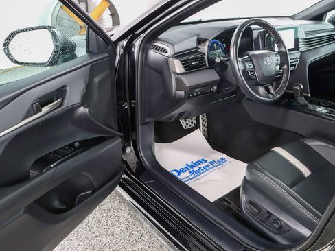 Used 2025 Toyota Camry SE FWD image 3