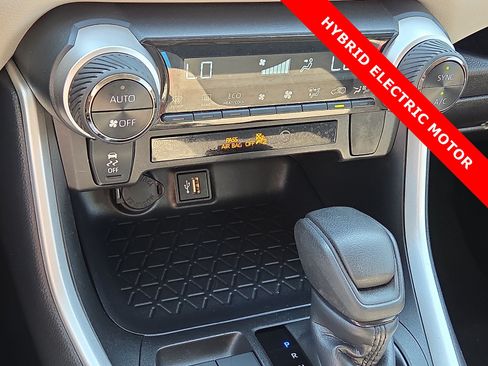 Used 2025 Toyota RAV4 XLE AWD/4WD image 19