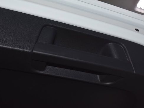 Certified 2025 Volkswagen Taos SE w/ Panoramic Sunroof Package image 32