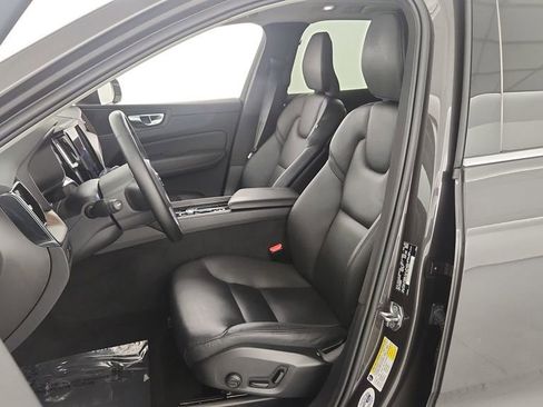 Used 2022 Volvo XC60 B5 Momentum image 13