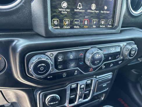 Used 2018 Jeep Wrangler Unlimited Sahara AWD/4WD image 16