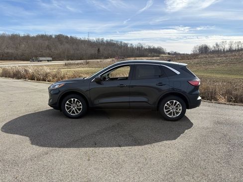 Used 2022 Ford Escape SE image 2