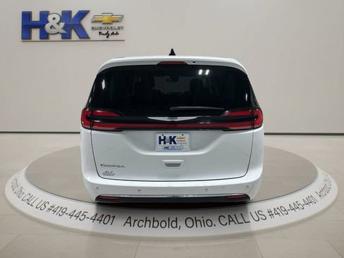 Used 2024 Chrysler Pacifica Touring-L FWD image 5