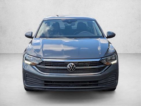 Used 2022 Volkswagen Jetta SE image 2