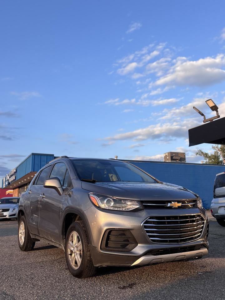 Used 2020 Chevrolet Trax LT w/ LT Convenience Package AWD/4WD image 2