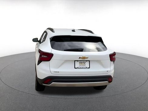 Used 2025 Chevrolet Trax LT FWD image 12