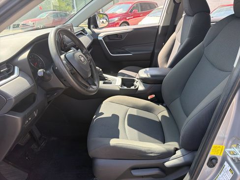 Used 2021 Toyota RAV4 LE FWD image 11