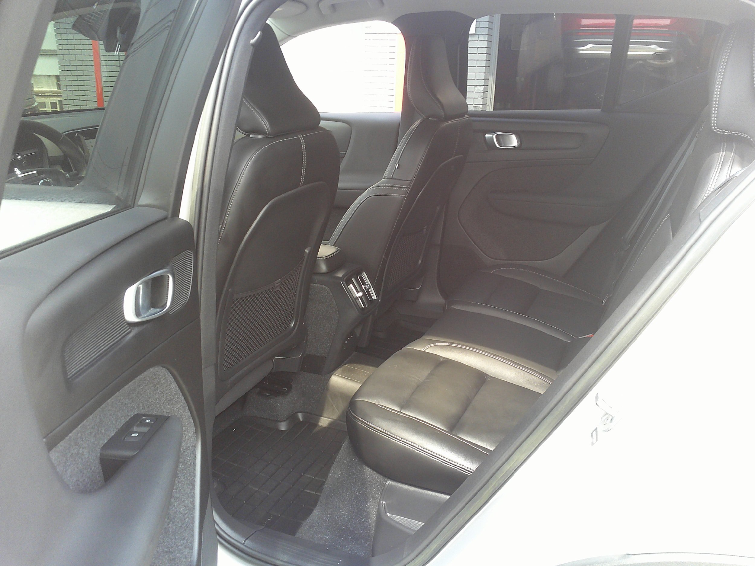 Used 2023 Volvo XC40 B5 Core w/ Convenience Package AWD/4WD image 18