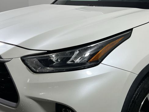 Used 2020 Toyota Highlander XLE FWD image 12
