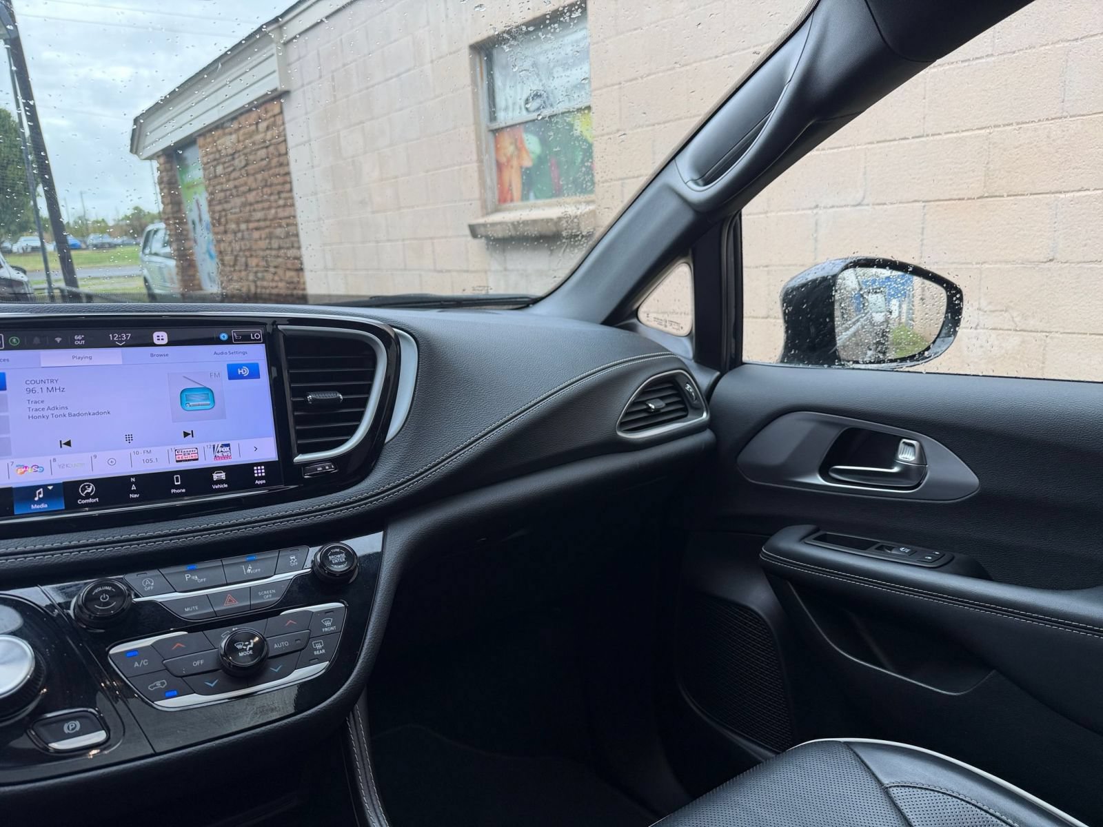 Used 2025 Chrysler Pacifica Limited FWD image 39