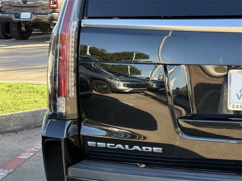 Used 2020 Cadillac Escalade 2WD image 6