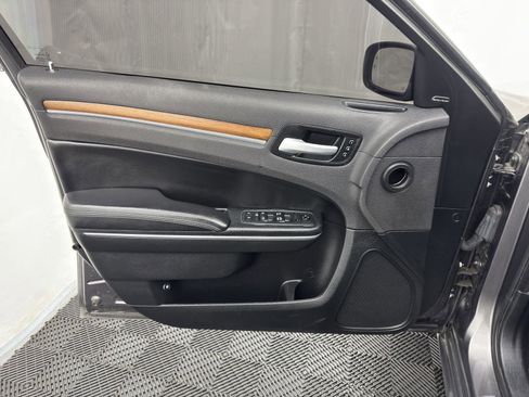 Used 2017 Chrysler 300 C Platinum w/ Safetytec Group II image 14