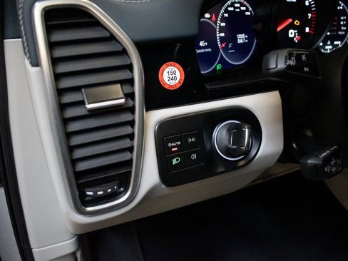 Certified 2023 Porsche Cayenne Platinum Edition image 21