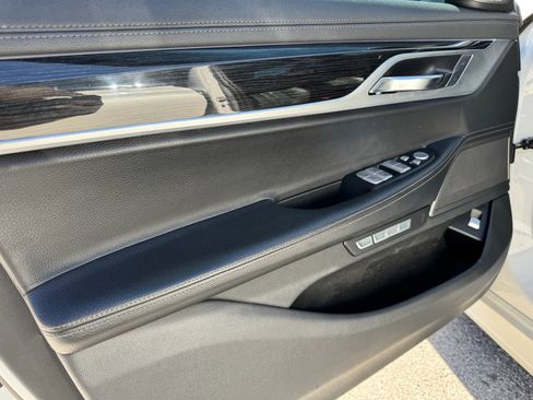Used 2018 BMW 740i image 13