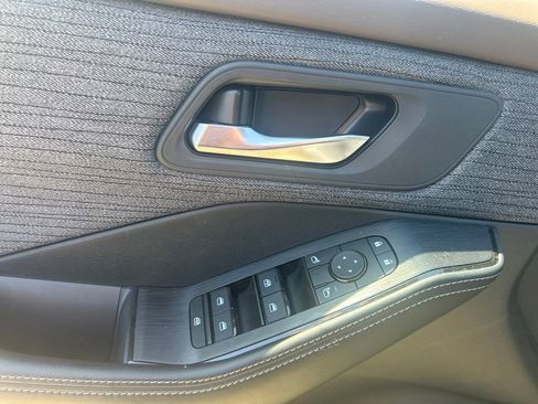 Used 2023 Nissan Rogue SV image 12