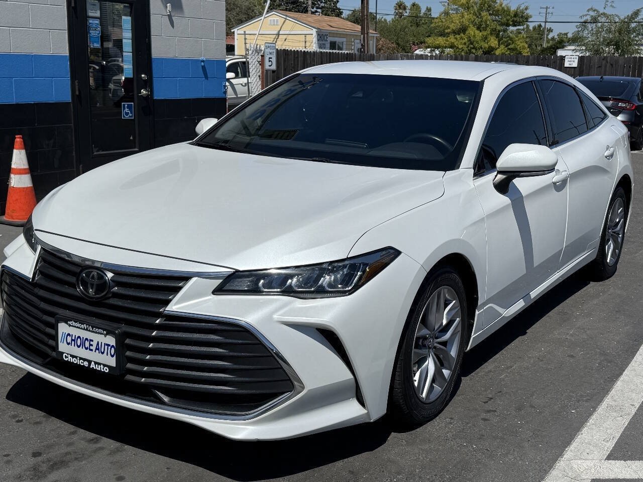 Used 2019 Toyota Avalon XLE w/ Carpet Mat Package FWD image 3