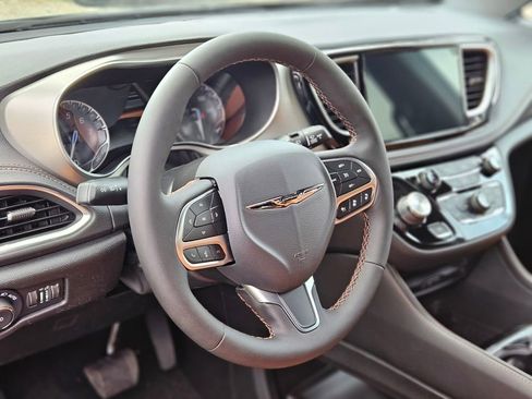 New 2026 Chrysler Pacifica Pinnacle image 18