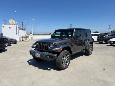 Used 2024 Jeep Wrangler Unlimited AWD/4WD image 1