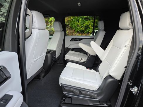 New 2026 Chevrolet Suburban Premier image 19