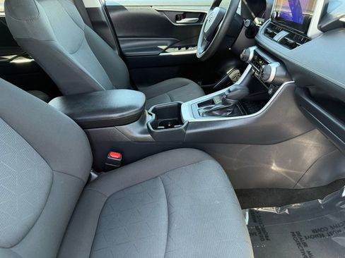 Used 2025 Toyota RAV4 XLE FWD image 31