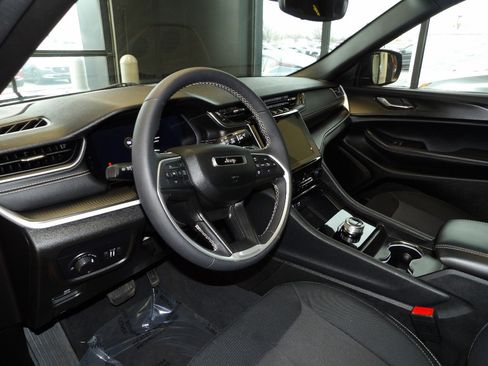 Used 2024 Jeep Grand Cherokee Laredo X w/ Luxury Tech Group I image 25