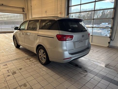 Used 2016 Kia Sedona LX image 3