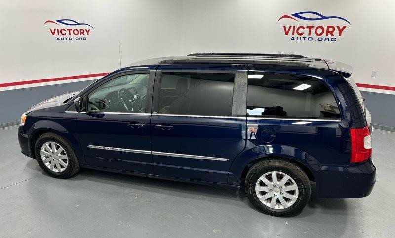 Used 2013 Chrysler Town & Country Touring FWD image 3