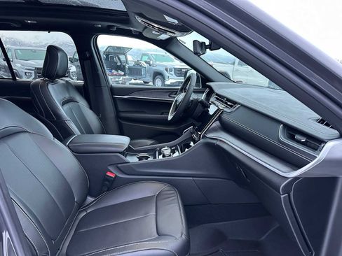 Used 2025 Jeep Grand Cherokee Limited w/ Luxury Tech Group II image 10