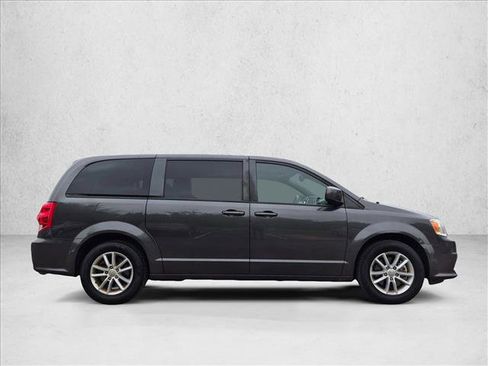 Used 2020 Dodge Grand Caravan SE FWD image 4