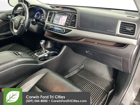 Used 2018 Toyota Highlander XLE AWD/4WD image 32