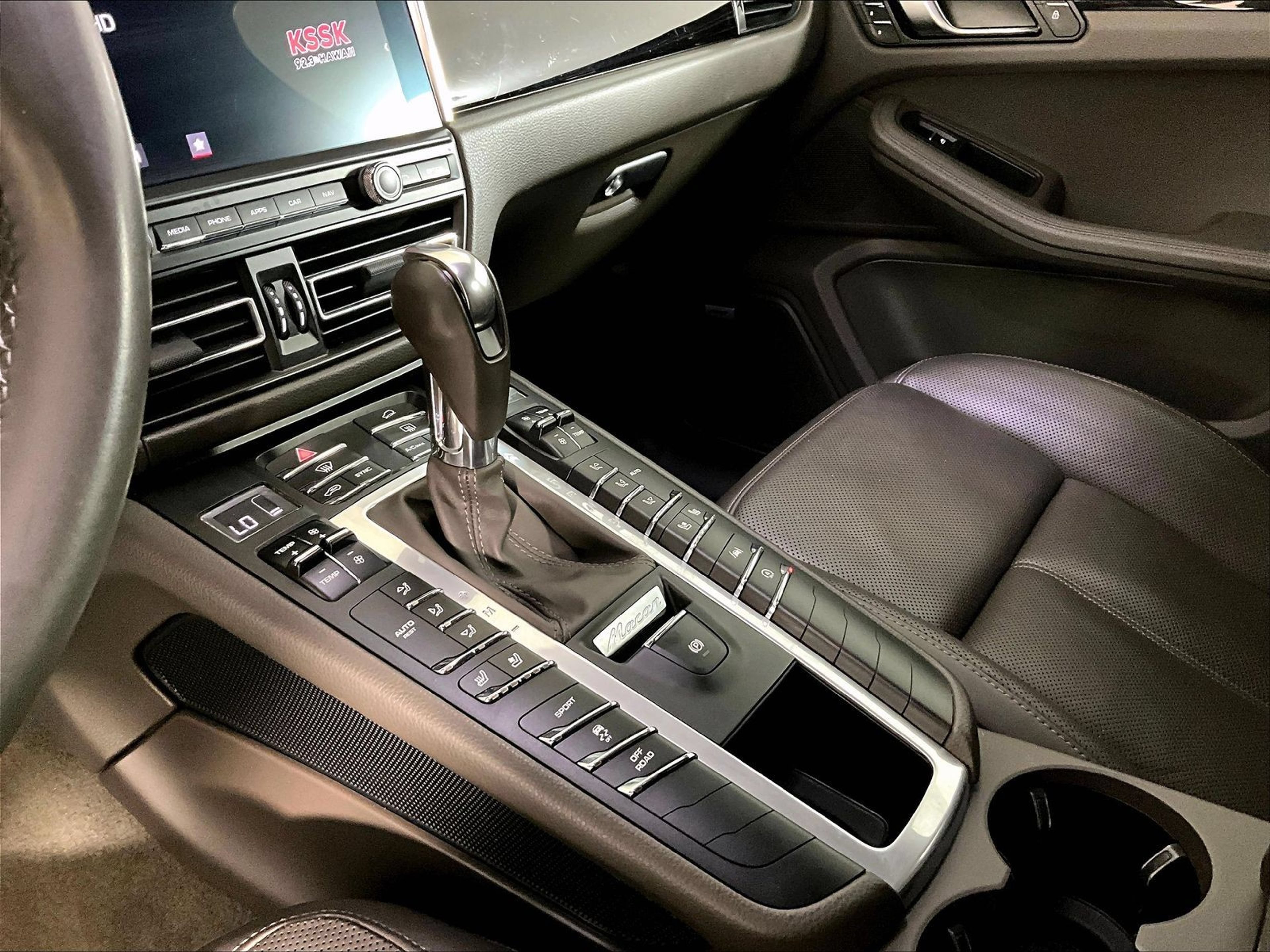 Certified 2020 Porsche Macan AWD/4WD image 15