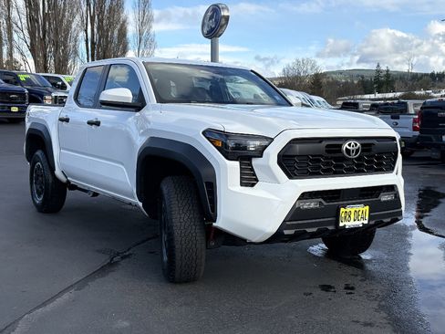 Used 2024 Toyota Tacoma TRD Off-Road AWD/4WD image 4