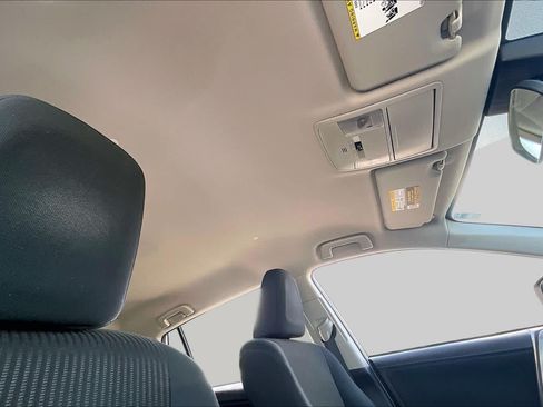 Used 2018 Toyota RAV4 LE FWD image 14