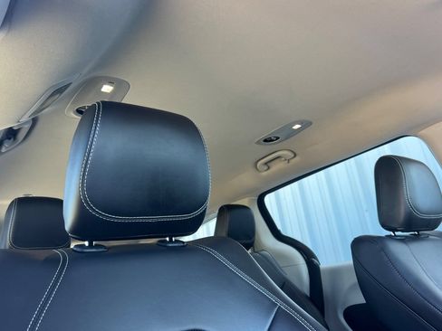 Used 2024 Chrysler Pacifica Limited FWD image 21