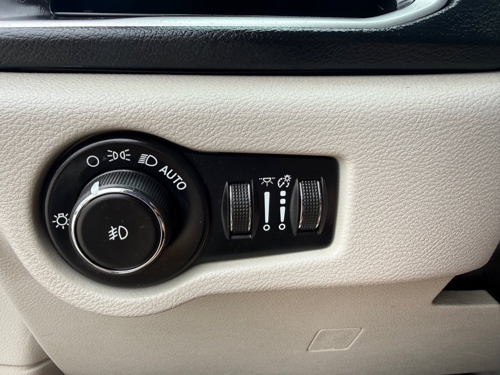 Used 2019 Chrysler Pacifica Touring-L FWD image 23