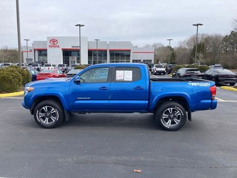 Used 2017 Toyota Tacoma TRD Sport w/ Tow Package (A/T) image 2