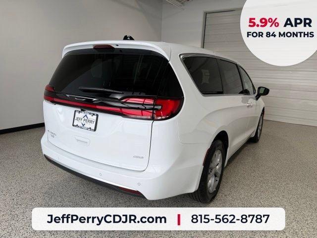 New 2027 Chrysler Pacifica Select AWD/4WD image 3