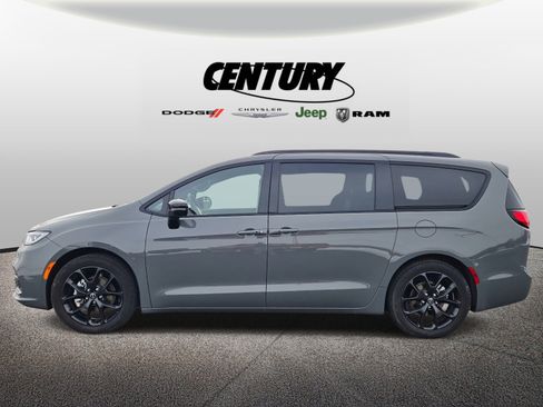 Used 2025 Chrysler Pacifica Limited image 7