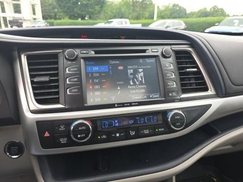 Used 2017 Toyota Highlander XLE AWD/4WD image 18