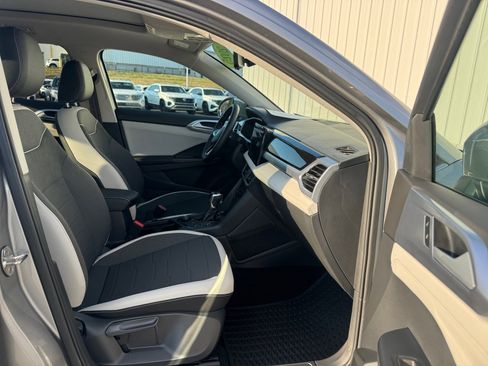 Used 2025 Volkswagen Taos SE w/ Panoramic Sunroof Package image 32