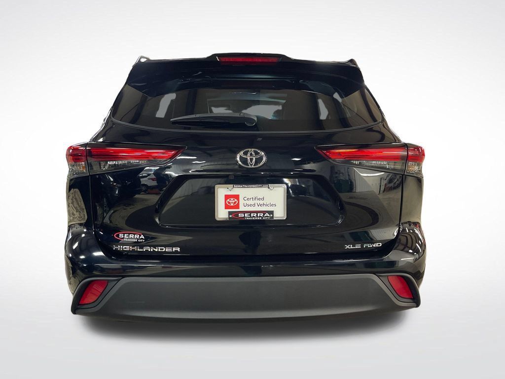 Used 2023 Toyota Highlander XLE AWD/4WD image 4