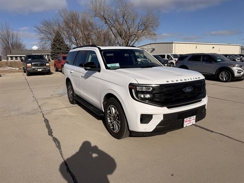 Certified 2025 Ford Expedition Active image 1
