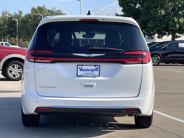 Used 2024 Chrysler Pacifica Touring-L FWD image 5