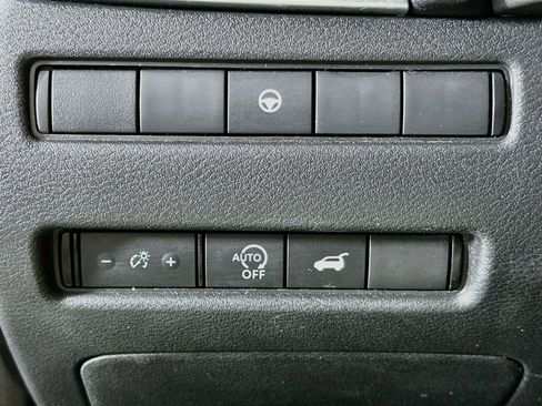 Used 2025 Nissan Rogue SV FWD image 17