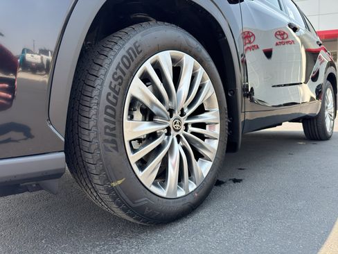 New 2026 Toyota Highlander Platinum AWD/4WD image 19