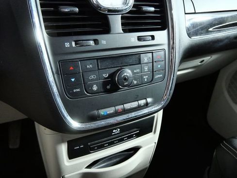 Used 2013 Chrysler Town & Country Touring-L w/ Driver Convenience Group FWD image 22