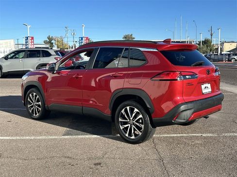 Used 2022 Toyota Corolla Cross XLE image 4